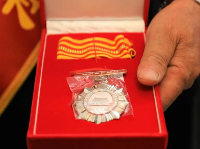 北京石景山区为周宏勃家属颁发证书、奖章