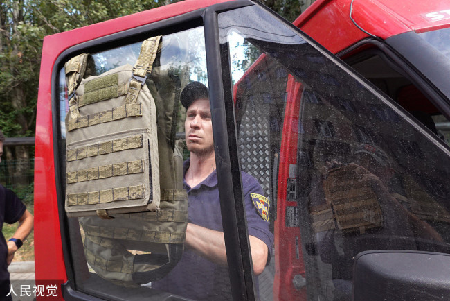 当地时间2022年6月26日，顿涅茨克地区巴赫穆特，当地急救人员在车窗上放置防弹衣，这辆车将被用于平民撤退。