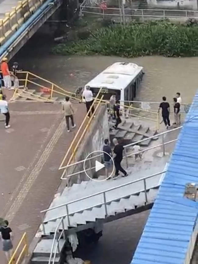 上海公交车坠河：司机初步诊断患有心梗 明年退休