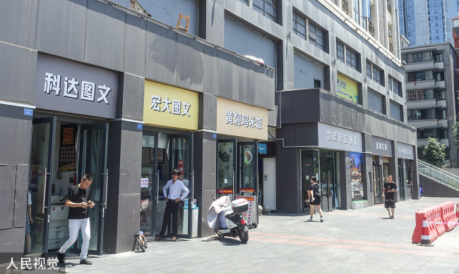 2022年6月28日，成都一环路牛王庙路口多家商铺店招重新改回汉字版。