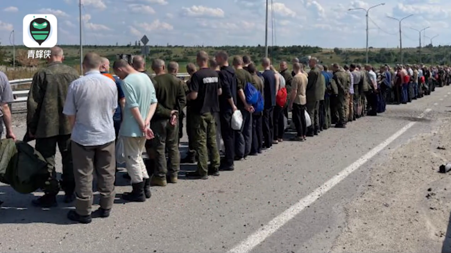 现场:俄乌进行最大规模战俘交换，双方各自向对方交出144名战俘