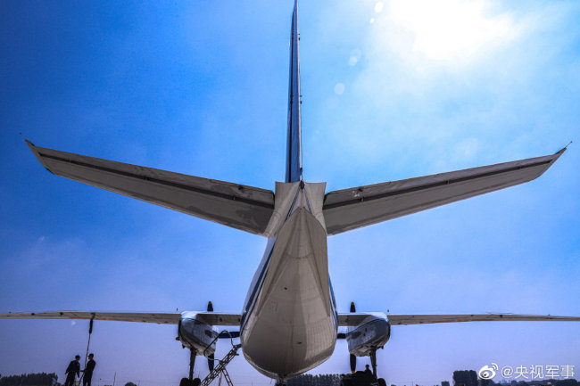 海军航空大学某团组织运输机编组单飞比武考核