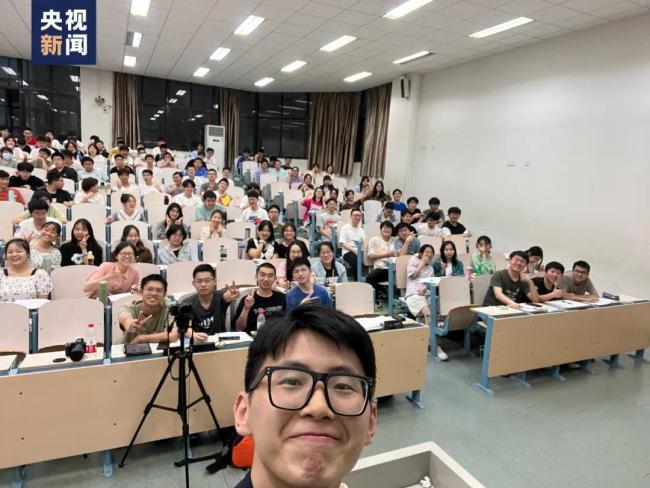 老师生动讲数学被称为“招生代言人”
