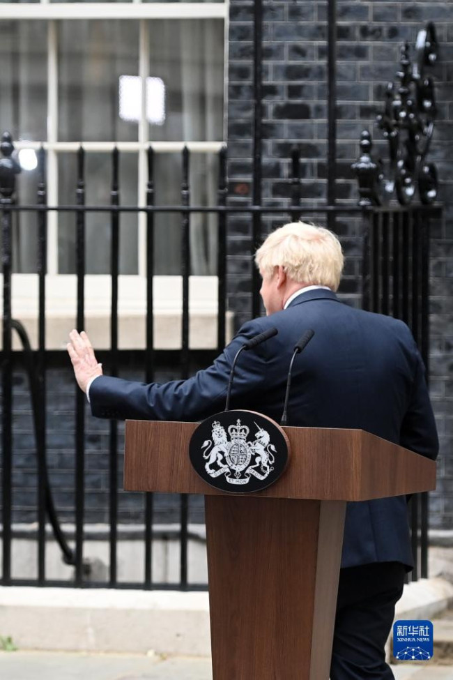 　7月7日，英国首相鲍里斯约翰逊在伦敦唐宁街10号门前发表讲话后离开。