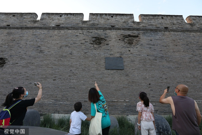 2022年7月7日，市民在北京卢沟桥参观宛平城城墙上的“七七事变”弹坑遗址，缅怀英雄先烈。
