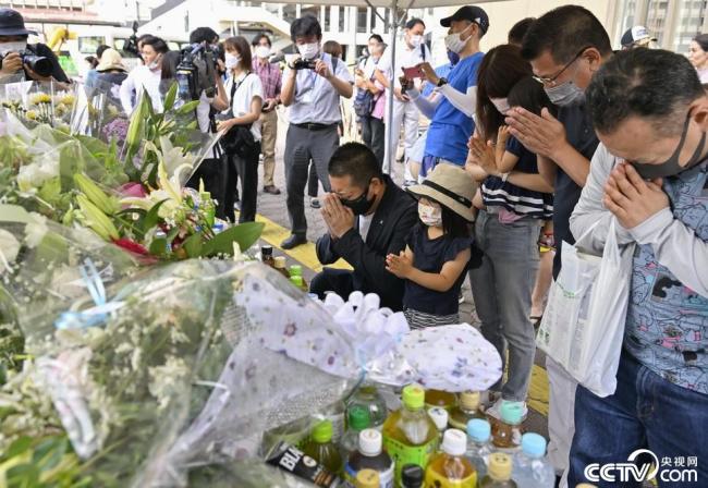 日本民众悼念遇刺身亡的前首相安倍晋三