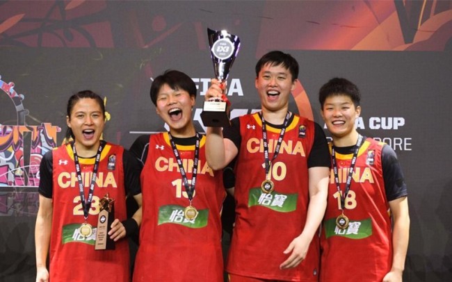 中国队球员王丽丽、万济圆、张芷婷和黄琨（从左至右）在颁奖仪式上。