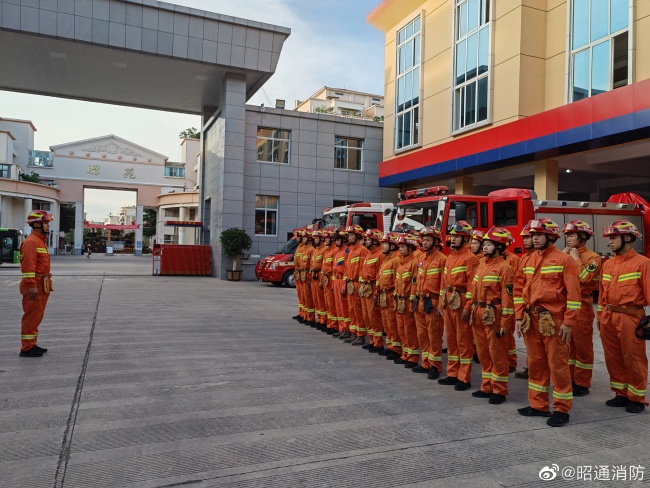 云南盐津县发生山体滑坡致一人被困