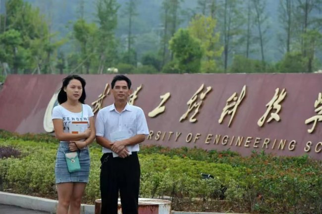43岁农民陪女儿一起高考：什么时候开始学习都不晚