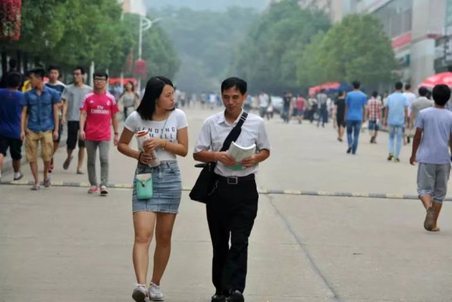 43岁农民陪女儿一起高考：什么时候开始学习都不晚
