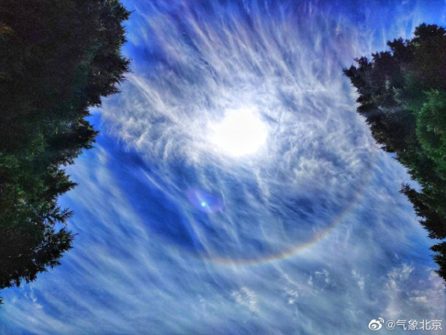 北京天空呈现日晕和环地平弧