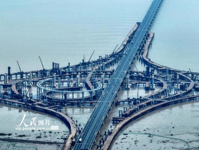 浙江宁波：亚洲最大海上互通开始匝道架梁