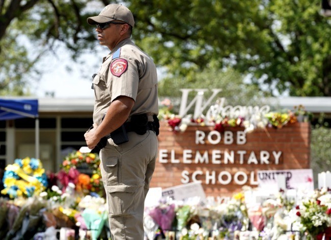 警察在美国得克萨斯州南部尤瓦尔迪市发生枪击事件的小学外执勤。