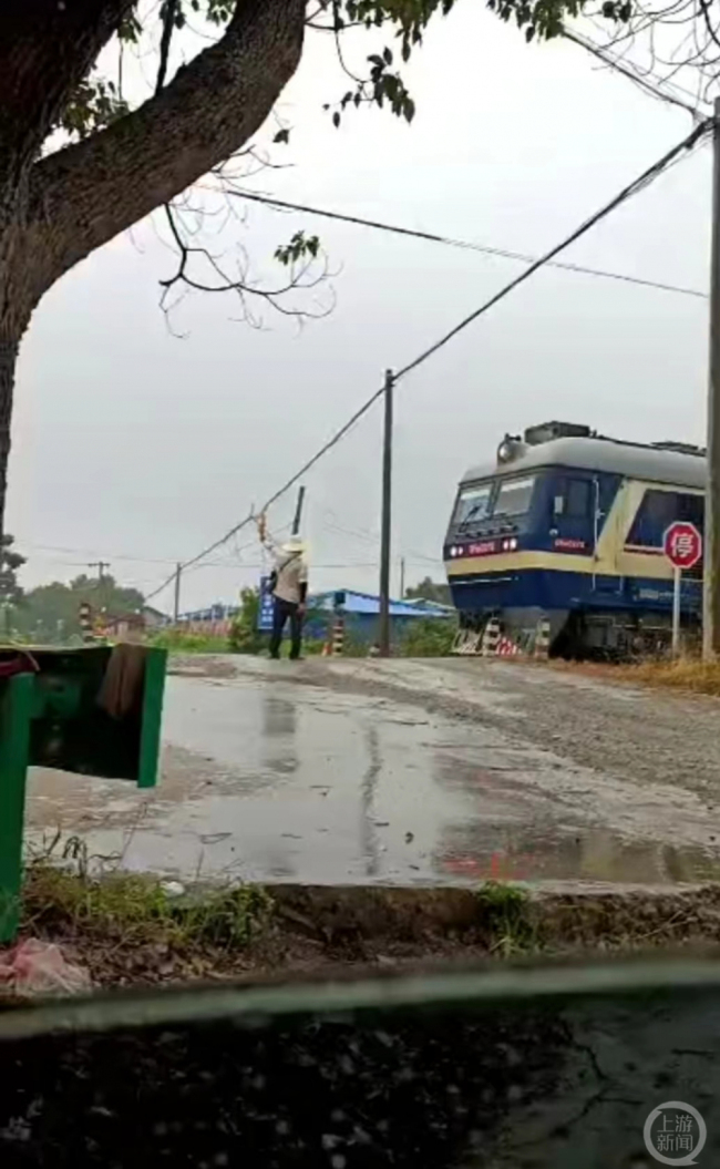 聋哑人过铁路被撞身亡：道口代班员喝水离岗