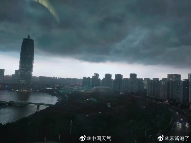 郑州暴雨将至，傍晚黑云压城