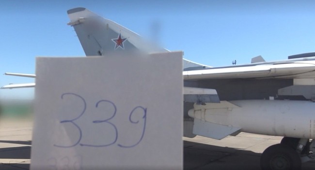 在未知地点的一架俄罗斯战斗机的背景中出现了一个号码，俄罗斯联邦安全局称这个号码是确认一名飞行员是否准备好劫持一架飞往乌克兰的飞机