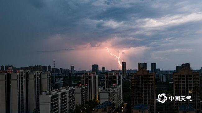 场面震撼！四川南充上空电闪雷鸣