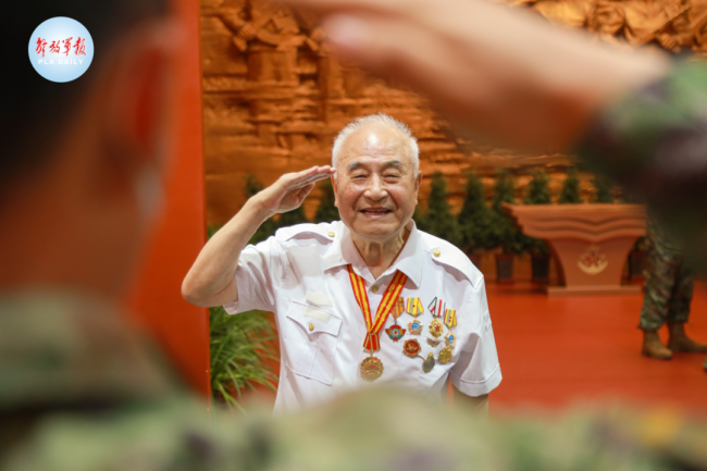 飞行员——美军上尉菲利普·史密斯跳伞逃命落地后被我海南岛上的民兵