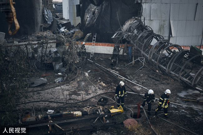 當地時間2022年8月2日，烏克蘭尼古拉耶夫，夜間炮擊後，烏克蘭國家緊急服務中心的消防員在受損的油罐上工作。