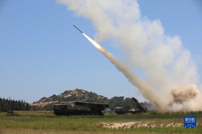 8月4日，东部战区火箭军对台岛东部外海预定海域实施火力突击。