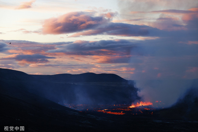 当地时间2022年8月4日，冰岛莱克珍半岛，熔岩从冰岛的Fagradalsfjall火山喷出，该火山位于首都雷克雅未克西南32公里，靠近凯夫拉维克国际机场。冰岛当局说，冰岛西南部的这座火山在正式结束喷发8个月后再次喷发。