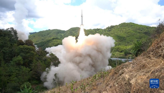 8月4日，东部战区火箭军对台岛东部外海预定海域实施火力突击。这是导弹发射升空（视频截图）。