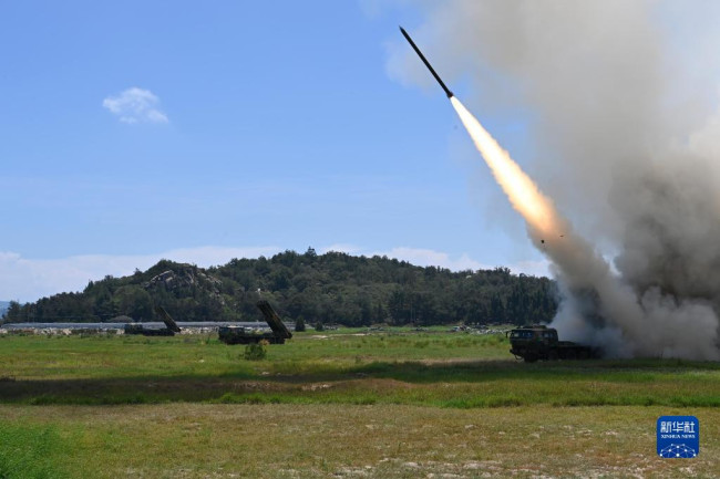 8月4日，东部战区陆军某旅组织远火分队在台湾海峡组织实弹射击，完成精确打击任务。这是发射现场。