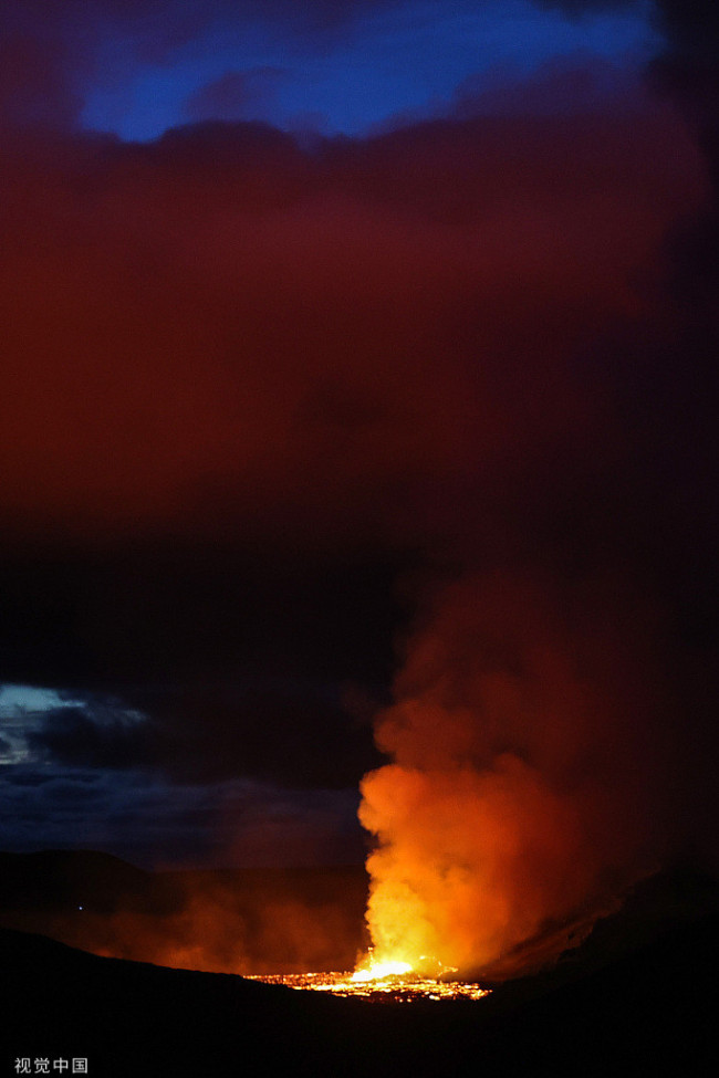 当地时间2022年8月4日，冰岛莱克珍半岛，距离冰岛首都雷克雅未32公里的Fagradalsfjall火山喷发。经过6000年的休眠，Fagradalsfjall火山变得活跃起来。2010年艾雅法拉火山火山爆发期间，数百人从该地区撤离，超过10万次航班因其对航线的影响而取消。