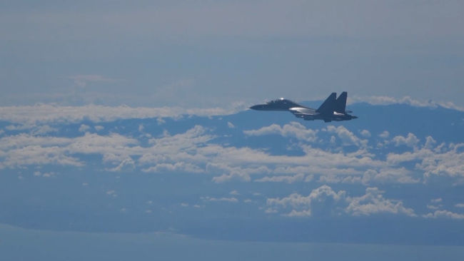 解放军抵近台湾海岸线照片曝光 白云环绕群山，清晰可见