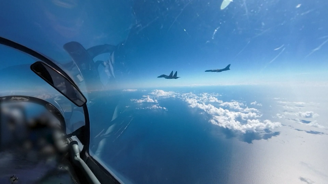 2022年8月7日，中国人民解放军东部战区按计划，继续在台岛周边海空域进行实战化联合演训。战机正在进行编队飞行。（视频截图）
