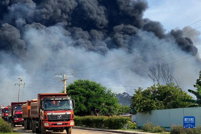 8月8日，在古巴马坦萨斯省，救援车辆停在火灾现场附近。