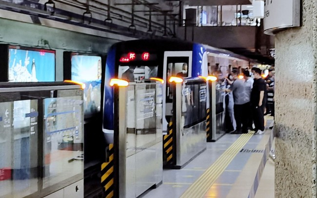 北京地铁一乘客翻越站台门进入轨道
