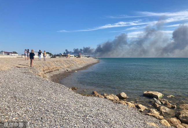 当地时间2022年8月9日，克里米亚新费多罗夫卡地区，海滩上能看到升起的烟雾。