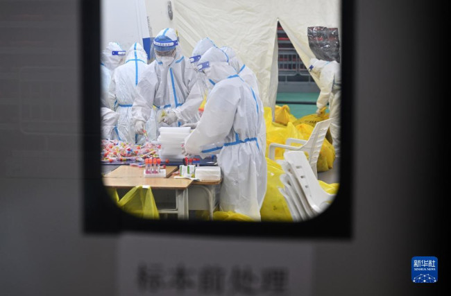 8月11日，广东省援海南三亚核酸检测队的医护人员在进行核酸检测工作。