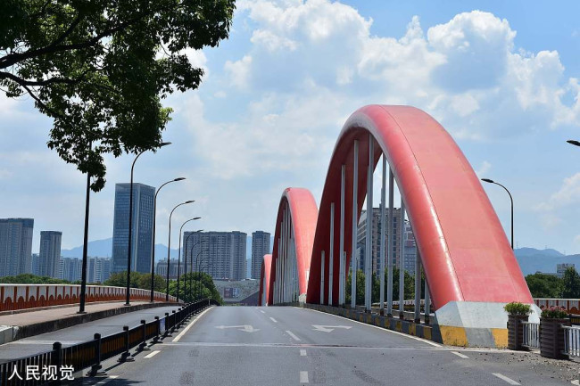 2022年8月11日，浙江义乌，空旷的大桥。