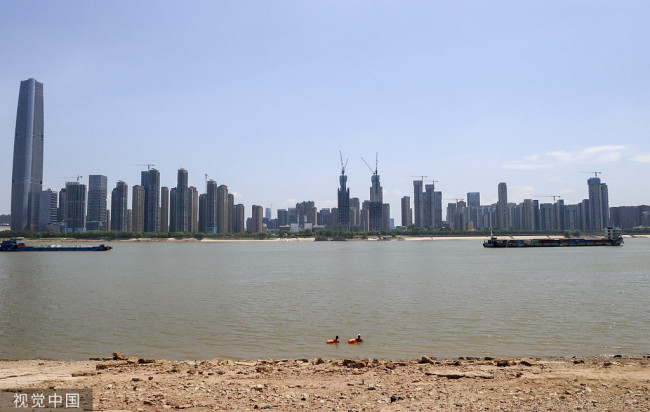 2022年8月15日，武汉，汉口江滩大面积滩涂露出水面。