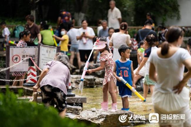超长三伏天即将结束，市民公园戏水纳凉