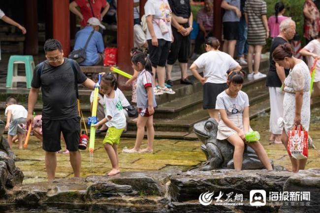 超长三伏天即将结束，市民公园戏水纳凉
