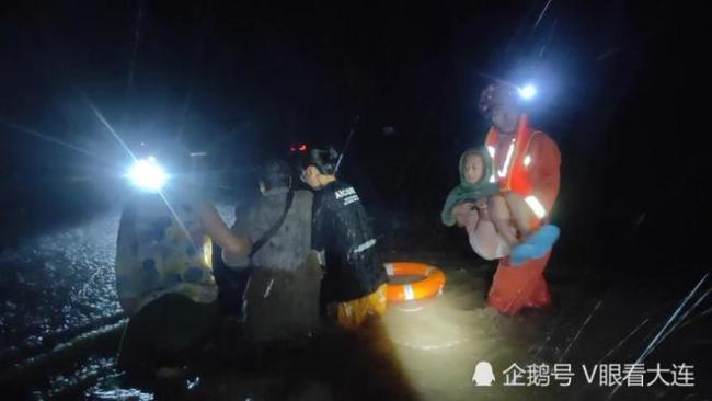 大连一网红赶海地浮桥断裂致大量游客被困