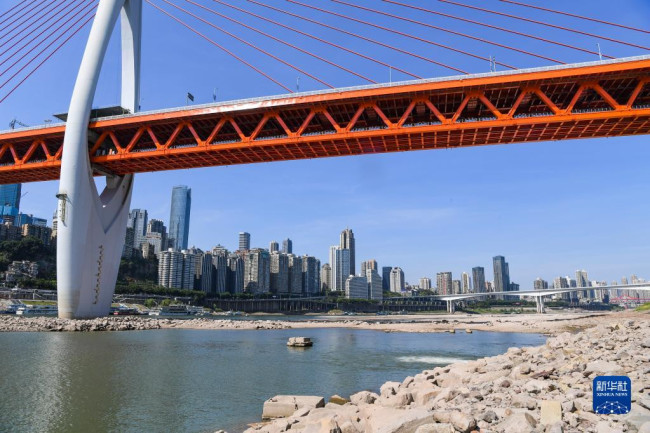 这是8月17日拍摄的重庆嘉陵江千厮门大桥一带景象。
