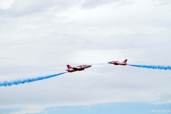 空軍航空開放活動："紅鷹"飛行表演隊展現高超技術
