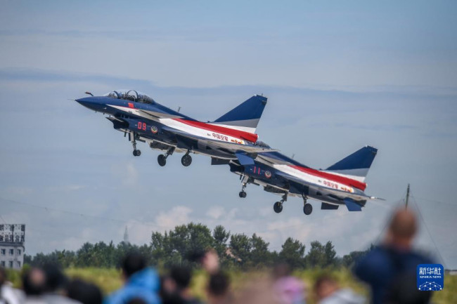 8月26日，在空军航空开放活动暨长春航空展上，中国空军“八一”飞行表演队进行飞行表演。新华社记者 张楠 摄