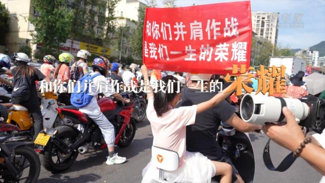 新华全媒+丨支援重庆山火救援的消防队员撤离