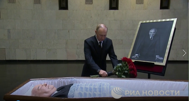 普京与戈尔巴乔夫遗体告别，献花并鞠躬后离开