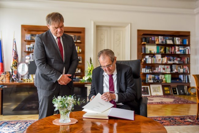 捷克总统签署文件同意芬兰和瑞典加入北约