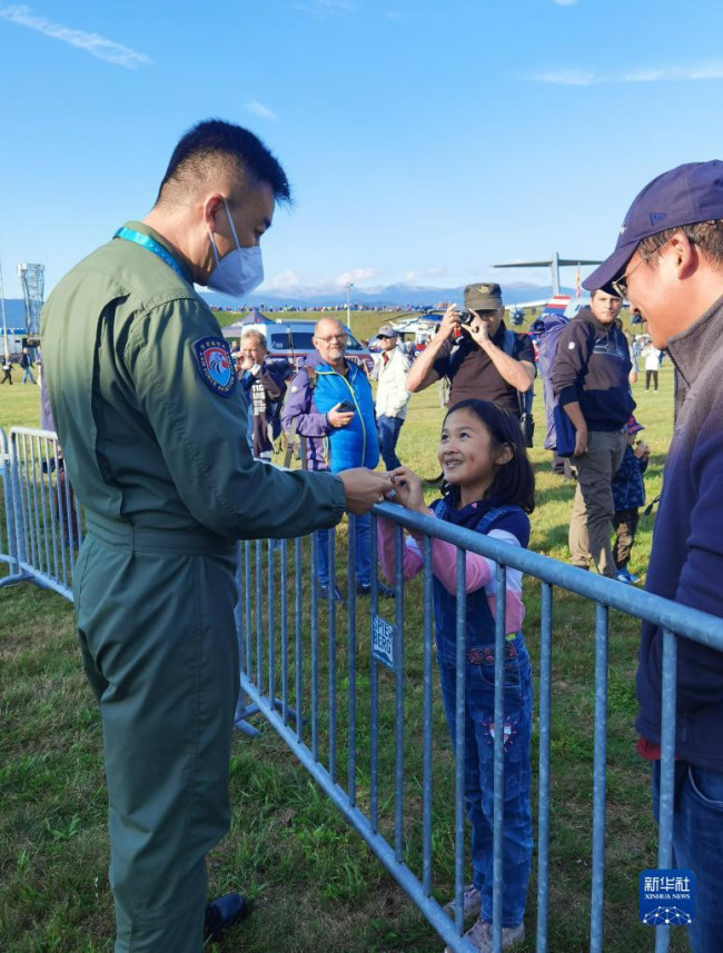 9月2日，在奥地利采尔特韦格机场，中国空军运-20飞行员与航展观众交流。