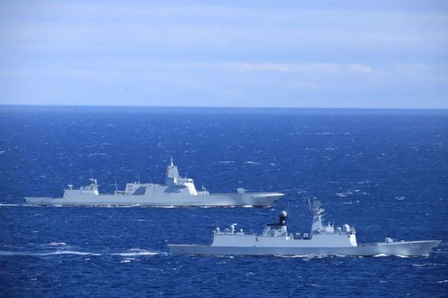 日本海，中俄军舰演练实弹射击