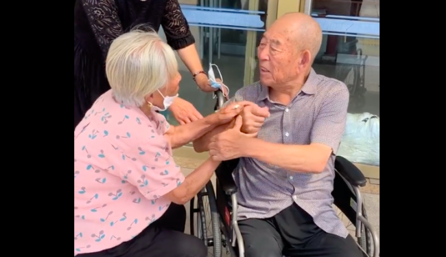 长姐如母！102岁姐姐给86岁弟弟塞红包场面感人