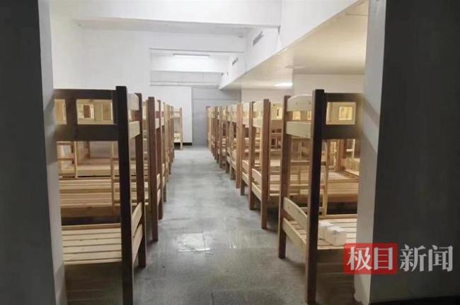 河南一学校80人一间宿舍，家长称油漆还没干，官方介入