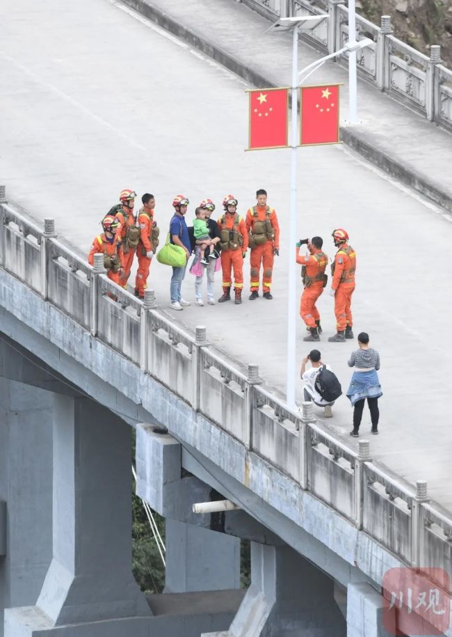 冲过去了！他们背着2岁幼童，攀越百米垂直滑坡带